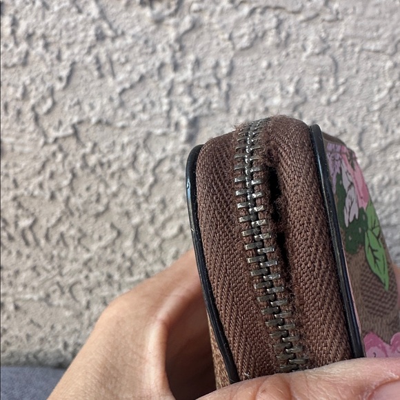 $225 COACH monogram floral wallet (top zipper rip) - Picture 16 of 16